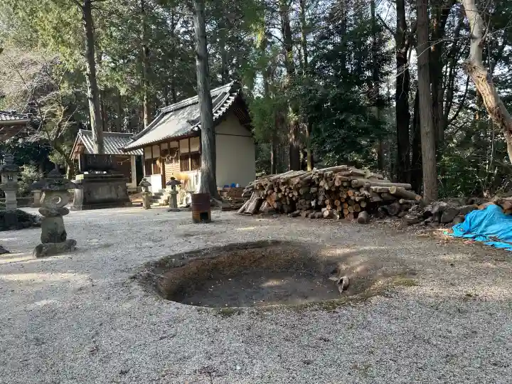 圡生神社の{uncategorized: "未分類", other: "その他", undefined: "問題あり", building: "その他建物", grave: "お墓", sacred_gate: "鳥居", guardian: "狛犬", statue: "像", buddha: "仏像", history: "歴史", nature: "自然", garden: "庭園", animal: "動物", pagoda: "塔", temizu: "手水舎", mountain_gate: "山門・神門", sanctuary: "本殿・本堂", subordinate: "末社・摂社", art: "芸術", scenery: "景色", jizo: "地蔵", ema: "絵馬", goshuin: "御朱印", omikuji: "おみくじ", items: "授与品その他", amulet: "お守り", goshuincho: "御朱印帳", eats: "食事", festival: "お祭り", votive_dance: "神楽", shichigosan: "七五三参", wedding: "結婚式", experience: "体験その他", initially: "初詣", around: "周辺", anti_infection: "感染症対策"}