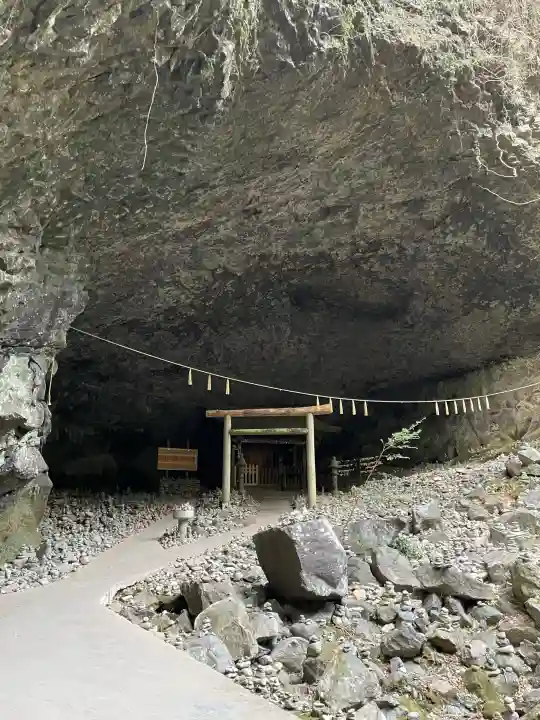 天安河原宮の{uncategorized: "未分類", other: "その他", undefined: "問題あり", building: "その他建物", grave: "お墓", sacred_gate: "鳥居", guardian: "狛犬", statue: "像", buddha: "仏像", history: "歴史", nature: "自然", garden: "庭園", animal: "動物", pagoda: "塔", temizu: "手水舎", mountain_gate: "山門・神門", sanctuary: "本殿・本堂", subordinate: "末社・摂社", art: "芸術", scenery: "景色", jizo: "地蔵", ema: "絵馬", goshuin: "御朱印", omikuji: "おみくじ", items: "授与品その他", amulet: "お守り", goshuincho: "御朱印帳", eats: "食事", festival: "お祭り", votive_dance: "神楽", shichigosan: "七五三参", wedding: "結婚式", experience: "体験その他", initially: "初詣", around: "周辺", anti_infection: "感染症対策"}