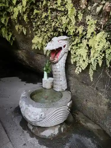 銭洗弁財天宇賀福神社の{uncategorized: "未分類", other: "その他", undefined: "問題あり", building: "その他建物", grave: "お墓", sacred_gate: "鳥居", guardian: "狛犬", statue: "像", buddha: "仏像", history: "歴史", nature: "自然", garden: "庭園", animal: "動物", pagoda: "塔", temizu: "手水舎", mountain_gate: "山門・神門", sanctuary: "本殿・本堂", subordinate: "末社・摂社", art: "芸術", scenery: "景色", jizo: "地蔵", ema: "絵馬", goshuin: "御朱印", omikuji: "おみくじ", items: "授与品その他", amulet: "お守り", goshuincho: "御朱印帳", eats: "食事", festival: "お祭り", votive_dance: "神楽", shichigosan: "七五三参", wedding: "結婚式", experience: "体験その他", initially: "初詣", around: "周辺", anti_infection: "感染症対策"}