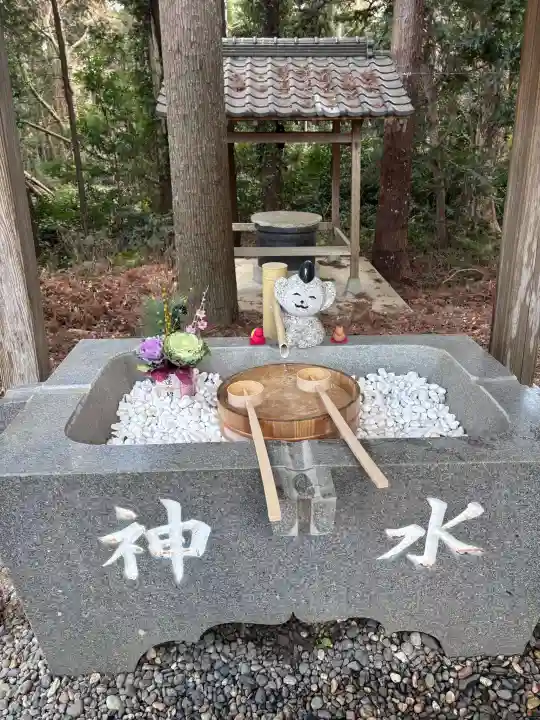 日吉神社の{uncategorized: "未分類", other: "その他", undefined: "問題あり", building: "その他建物", grave: "お墓", sacred_gate: "鳥居", guardian: "狛犬", statue: "像", buddha: "仏像", history: "歴史", nature: "自然", garden: "庭園", animal: "動物", pagoda: "塔", temizu: "手水舎", mountain_gate: "山門・神門", sanctuary: "本殿・本堂", subordinate: "末社・摂社", art: "芸術", scenery: "景色", jizo: "地蔵", ema: "絵馬", goshuin: "御朱印", omikuji: "おみくじ", items: "授与品その他", amulet: "お守り", goshuincho: "御朱印帳", eats: "食事", festival: "お祭り", votive_dance: "神楽", shichigosan: "七五三参", wedding: "結婚式", experience: "体験その他", initially: "初詣", around: "周辺", anti_infection: "感染症対策"}