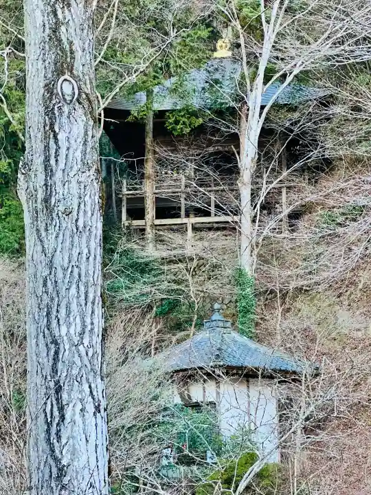 秩父札所三十二番 法性寺の{uncategorized: "未分類", other: "その他", undefined: "問題あり", building: "その他建物", grave: "お墓", sacred_gate: "鳥居", guardian: "狛犬", statue: "像", buddha: "仏像", history: "歴史", nature: "自然", garden: "庭園", animal: "動物", pagoda: "塔", temizu: "手水舎", mountain_gate: "山門・神門", sanctuary: "本殿・本堂", subordinate: "末社・摂社", art: "芸術", scenery: "景色", jizo: "地蔵", ema: "絵馬", goshuin: "御朱印", omikuji: "おみくじ", items: "授与品その他", amulet: "お守り", goshuincho: "御朱印帳", eats: "食事", festival: "お祭り", votive_dance: "神楽", shichigosan: "七五三参", wedding: "結婚式", experience: "体験その他", initially: "初詣", around: "周辺", anti_infection: "感染症対策"}