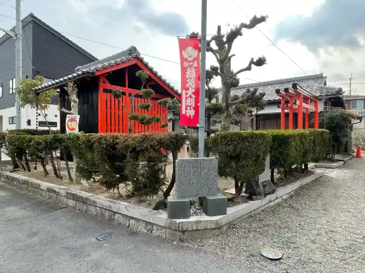 稲荷神社(川辺)の{uncategorized: "未分類", other: "その他", undefined: "問題あり", building: "その他建物", grave: "お墓", sacred_gate: "鳥居", guardian: "狛犬", statue: "像", buddha: "仏像", history: "歴史", nature: "自然", garden: "庭園", animal: "動物", pagoda: "塔", temizu: "手水舎", mountain_gate: "山門・神門", sanctuary: "本殿・本堂", subordinate: "末社・摂社", art: "芸術", scenery: "景色", jizo: "地蔵", ema: "絵馬", goshuin: "御朱印", omikuji: "おみくじ", items: "授与品その他", amulet: "お守り", goshuincho: "御朱印帳", eats: "食事", festival: "お祭り", votive_dance: "神楽", shichigosan: "七五三参", wedding: "結婚式", experience: "体験その他", initially: "初詣", around: "周辺", anti_infection: "感染症対策"}