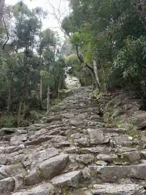 神倉神社（熊野速玉大社摂社）の{uncategorized: "未分類", other: "その他", undefined: "問題あり", building: "その他建物", grave: "お墓", sacred_gate: "鳥居", guardian: "狛犬", statue: "像", buddha: "仏像", history: "歴史", nature: "自然", garden: "庭園", animal: "動物", pagoda: "塔", temizu: "手水舎", mountain_gate: "山門・神門", sanctuary: "本殿・本堂", subordinate: "末社・摂社", art: "芸術", scenery: "景色", jizo: "地蔵", ema: "絵馬", goshuin: "御朱印", omikuji: "おみくじ", items: "授与品その他", amulet: "お守り", goshuincho: "御朱印帳", eats: "食事", festival: "お祭り", votive_dance: "神楽", shichigosan: "七五三参", wedding: "結婚式", experience: "体験その他", initially: "初詣", around: "周辺", anti_infection: "感染症対策"}