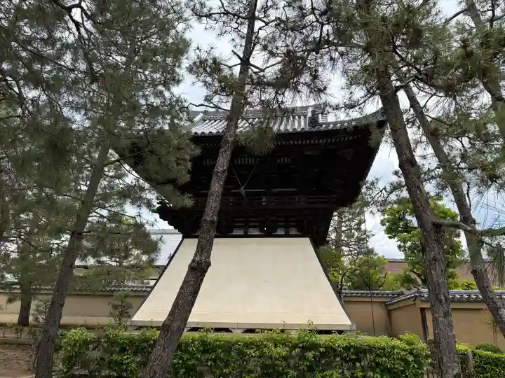 総見院の{uncategorized: "未分類", other: "その他", undefined: "問題あり", building: "その他建物", grave: "お墓", sacred_gate: "鳥居", guardian: "狛犬", statue: "像", buddha: "仏像", history: "歴史", nature: "自然", garden: "庭園", animal: "動物", pagoda: "塔", temizu: "手水舎", mountain_gate: "山門・神門", sanctuary: "本殿・本堂", subordinate: "末社・摂社", art: "芸術", scenery: "景色", jizo: "地蔵", ema: "絵馬", goshuin: "御朱印", omikuji: "おみくじ", items: "授与品その他", amulet: "お守り", goshuincho: "御朱印帳", eats: "食事", festival: "お祭り", votive_dance: "神楽", shichigosan: "七五三参", wedding: "結婚式", experience: "体験その他", initially: "初詣", around: "周辺", anti_infection: "感染症対策"}