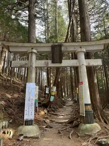 三峯神社の{uncategorized: "未分類", other: "その他", undefined: "問題あり", building: "その他建物", grave: "お墓", sacred_gate: "鳥居", guardian: "狛犬", statue: "像", buddha: "仏像", history: "歴史", nature: "自然", garden: "庭園", animal: "動物", pagoda: "塔", temizu: "手水舎", mountain_gate: "山門・神門", sanctuary: "本殿・本堂", subordinate: "末社・摂社", art: "芸術", scenery: "景色", jizo: "地蔵", ema: "絵馬", goshuin: "御朱印", omikuji: "おみくじ", items: "授与品その他", amulet: "お守り", goshuincho: "御朱印帳", eats: "食事", festival: "お祭り", votive_dance: "神楽", shichigosan: "七五三参", wedding: "結婚式", experience: "体験その他", initially: "初詣", around: "周辺", anti_infection: "感染症対策"}