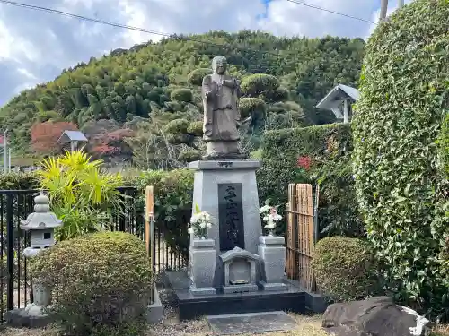 宗長寺の{uncategorized: "未分類", other: "その他", undefined: "問題あり", building: "その他建物", grave: "お墓", sacred_gate: "鳥居", guardian: "狛犬", statue: "像", buddha: "仏像", history: "歴史", nature: "自然", garden: "庭園", animal: "動物", pagoda: "塔", temizu: "手水舎", mountain_gate: "山門・神門", sanctuary: "本殿・本堂", subordinate: "末社・摂社", art: "芸術", scenery: "景色", jizo: "地蔵", ema: "絵馬", goshuin: "御朱印", omikuji: "おみくじ", items: "授与品その他", amulet: "お守り", goshuincho: "御朱印帳", eats: "食事", festival: "お祭り", votive_dance: "神楽", shichigosan: "七五三参", wedding: "結婚式", experience: "体験その他", initially: "初詣", around: "周辺", anti_infection: "感染症対策"}