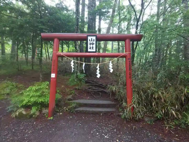 新屋山神社奥宮(山梨県)
