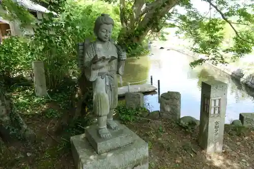 稗田野神社(薭田野神社)の像