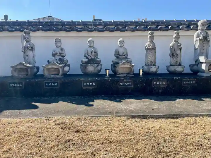 光明寺の{uncategorized: "未分類", other: "その他", undefined: "問題あり", building: "その他建物", grave: "お墓", sacred_gate: "鳥居", guardian: "狛犬", statue: "像", buddha: "仏像", history: "歴史", nature: "自然", garden: "庭園", animal: "動物", pagoda: "塔", temizu: "手水舎", mountain_gate: "山門・神門", sanctuary: "本殿・本堂", subordinate: "末社・摂社", art: "芸術", scenery: "景色", jizo: "地蔵", ema: "絵馬", goshuin: "御朱印", omikuji: "おみくじ", items: "授与品その他", amulet: "お守り", goshuincho: "御朱印帳", eats: "食事", festival: "お祭り", votive_dance: "神楽", shichigosan: "七五三参", wedding: "結婚式", experience: "体験その他", initially: "初詣", around: "周辺", anti_infection: "感染症対策"}