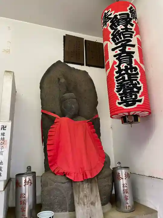 縁結び子育地蔵尊の{uncategorized: "未分類", other: "その他", undefined: "問題あり", building: "その他建物", grave: "お墓", sacred_gate: "鳥居", guardian: "狛犬", statue: "像", buddha: "仏像", history: "歴史", nature: "自然", garden: "庭園", animal: "動物", pagoda: "塔", temizu: "手水舎", mountain_gate: "山門・神門", sanctuary: "本殿・本堂", subordinate: "末社・摂社", art: "芸術", scenery: "景色", jizo: "地蔵", ema: "絵馬", goshuin: "御朱印", omikuji: "おみくじ", items: "授与品その他", amulet: "お守り", goshuincho: "御朱印帳", eats: "食事", festival: "お祭り", votive_dance: "神楽", shichigosan: "七五三参", wedding: "結婚式", experience: "体験その他", initially: "初詣", around: "周辺", anti_infection: "感染症対策"}