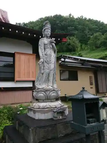 伊勢原 法泉寺の像