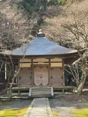 比叡山延暦寺の{uncategorized: "未分類", other: "その他", undefined: "問題あり", building: "その他建物", grave: "お墓", sacred_gate: "鳥居", guardian: "狛犬", statue: "像", buddha: "仏像", history: "歴史", nature: "自然", garden: "庭園", animal: "動物", pagoda: "塔", temizu: "手水舎", mountain_gate: "山門・神門", sanctuary: "本殿・本堂", subordinate: "末社・摂社", art: "芸術", scenery: "景色", jizo: "地蔵", ema: "絵馬", goshuin: "御朱印", omikuji: "おみくじ", items: "授与品その他", amulet: "お守り", goshuincho: "御朱印帳", eats: "食事", festival: "お祭り", votive_dance: "神楽", shichigosan: "七五三参", wedding: "結婚式", experience: "体験その他", initially: "初詣", around: "周辺", anti_infection: "感染症対策"}