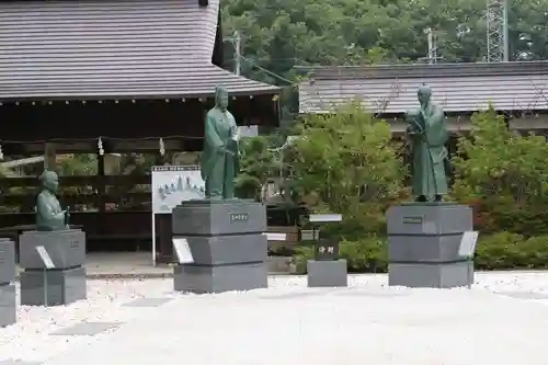 象山神社の像