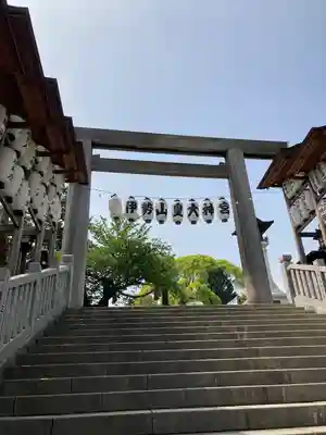 伊勢山皇大神宮の鳥居