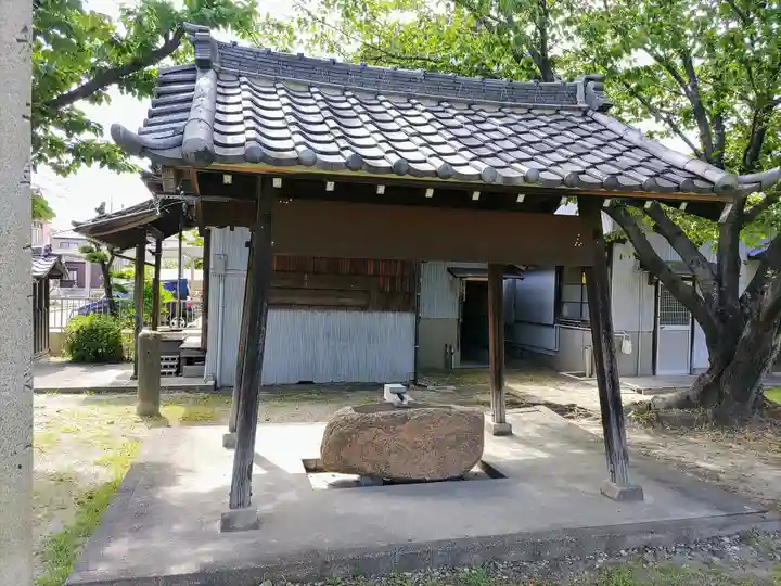 神明社の手水舎