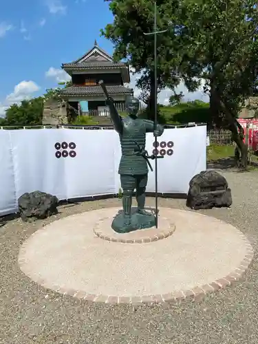 眞田神社の像