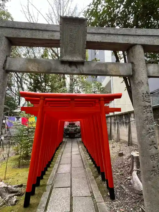 連理稲荷神社の{uncategorized: "未分類", other: "その他", undefined: "問題あり", building: "その他建物", grave: "お墓", sacred_gate: "鳥居", guardian: "狛犬", statue: "像", buddha: "仏像", history: "歴史", nature: "自然", garden: "庭園", animal: "動物", pagoda: "塔", temizu: "手水舎", mountain_gate: "山門・神門", sanctuary: "本殿・本堂", subordinate: "末社・摂社", art: "芸術", scenery: "景色", jizo: "地蔵", ema: "絵馬", goshuin: "御朱印", omikuji: "おみくじ", items: "授与品その他", amulet: "お守り", goshuincho: "御朱印帳", eats: "食事", festival: "お祭り", votive_dance: "神楽", shichigosan: "七五三参", wedding: "結婚式", experience: "体験その他", initially: "初詣", around: "周辺", anti_infection: "感染症対策"}