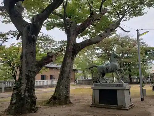 額神社の像