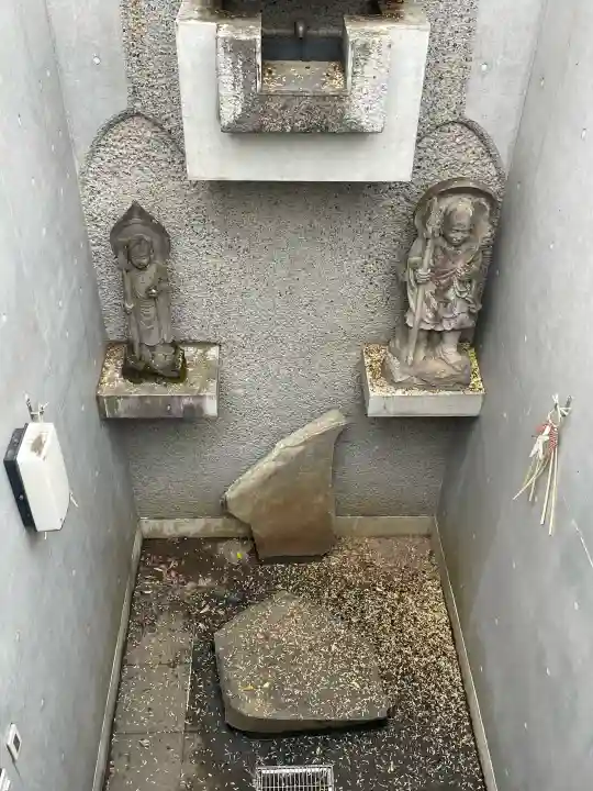 真弘寺の{uncategorized: "未分類", other: "その他", undefined: "問題あり", building: "その他建物", grave: "お墓", sacred_gate: "鳥居", guardian: "狛犬", statue: "像", buddha: "仏像", history: "歴史", nature: "自然", garden: "庭園", animal: "動物", pagoda: "塔", temizu: "手水舎", mountain_gate: "山門・神門", sanctuary: "本殿・本堂", subordinate: "末社・摂社", art: "芸術", scenery: "景色", jizo: "地蔵", ema: "絵馬", goshuin: "御朱印", omikuji: "おみくじ", items: "授与品その他", amulet: "お守り", goshuincho: "御朱印帳", eats: "食事", festival: "お祭り", votive_dance: "神楽", shichigosan: "七五三参", wedding: "結婚式", experience: "体験その他", initially: "初詣", around: "周辺", anti_infection: "感染症対策"}