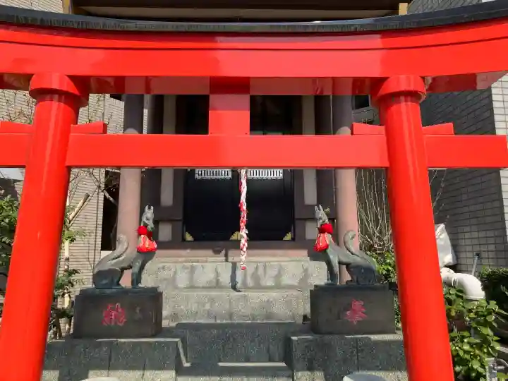 伏見三寳稲荷神社の{uncategorized: "未分類", other: "その他", undefined: "問題あり", building: "その他建物", grave: "お墓", sacred_gate: "鳥居", guardian: "狛犬", statue: "像", buddha: "仏像", history: "歴史", nature: "自然", garden: "庭園", animal: "動物", pagoda: "塔", temizu: "手水舎", mountain_gate: "山門・神門", sanctuary: "本殿・本堂", subordinate: "末社・摂社", art: "芸術", scenery: "景色", jizo: "地蔵", ema: "絵馬", goshuin: "御朱印", omikuji: "おみくじ", items: "授与品その他", amulet: "お守り", goshuincho: "御朱印帳", eats: "食事", festival: "お祭り", votive_dance: "神楽", shichigosan: "七五三参", wedding: "結婚式", experience: "体験その他", initially: "初詣", around: "周辺", anti_infection: "感染症対策"}