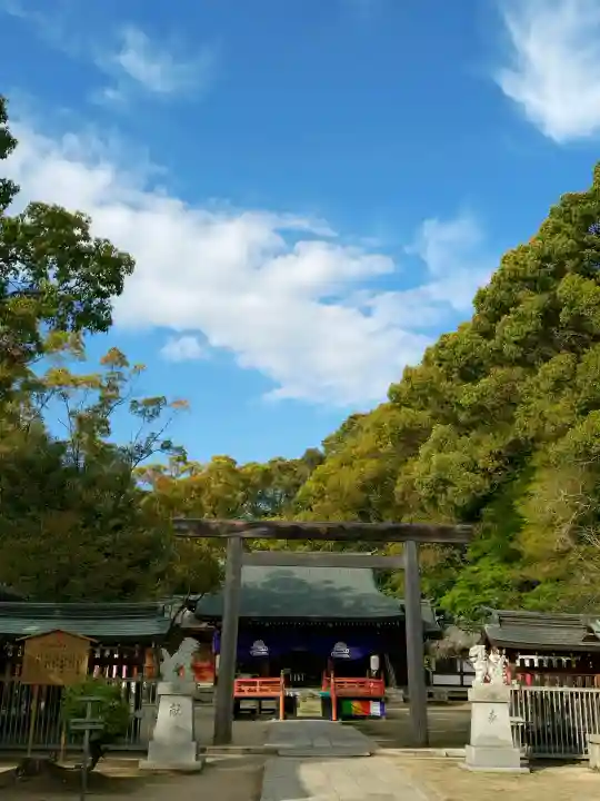 四條畷神社の{uncategorized: "未分類", other: "その他", undefined: "問題あり", building: "その他建物", grave: "お墓", sacred_gate: "鳥居", guardian: "狛犬", statue: "像", buddha: "仏像", history: "歴史", nature: "自然", garden: "庭園", animal: "動物", pagoda: "塔", temizu: "手水舎", mountain_gate: "山門・神門", sanctuary: "本殿・本堂", subordinate: "末社・摂社", art: "芸術", scenery: "景色", jizo: "地蔵", ema: "絵馬", goshuin: "御朱印", omikuji: "おみくじ", items: "授与品その他", amulet: "お守り", goshuincho: "御朱印帳", eats: "食事", festival: "お祭り", votive_dance: "神楽", shichigosan: "七五三参", wedding: "結婚式", experience: "体験その他", initially: "初詣", around: "周辺", anti_infection: "感染症対策"}