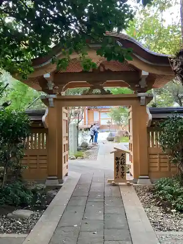 建功寺の山門