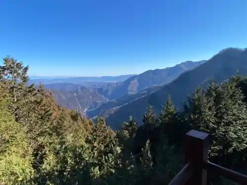 三峯神社の{uncategorized: "未分類", other: "その他", undefined: "問題あり", building: "その他建物", grave: "お墓", sacred_gate: "鳥居", guardian: "狛犬", statue: "像", buddha: "仏像", history: "歴史", nature: "自然", garden: "庭園", animal: "動物", pagoda: "塔", temizu: "手水舎", mountain_gate: "山門・神門", sanctuary: "本殿・本堂", subordinate: "末社・摂社", art: "芸術", scenery: "景色", jizo: "地蔵", ema: "絵馬", goshuin: "御朱印", omikuji: "おみくじ", items: "授与品その他", amulet: "お守り", goshuincho: "御朱印帳", eats: "食事", festival: "お祭り", votive_dance: "神楽", shichigosan: "七五三参", wedding: "結婚式", experience: "体験その他", initially: "初詣", around: "周辺", anti_infection: "感染症対策"}