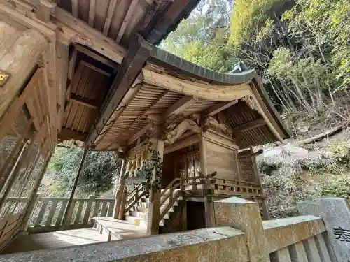 八幡神社松平東照宮の{uncategorized: "未分類", other: "その他", undefined: "問題あり", building: "その他建物", grave: "お墓", sacred_gate: "鳥居", guardian: "狛犬", statue: "像", buddha: "仏像", history: "歴史", nature: "自然", garden: "庭園", animal: "動物", pagoda: "塔", temizu: "手水舎", mountain_gate: "山門・神門", sanctuary: "本殿・本堂", subordinate: "末社・摂社", art: "芸術", scenery: "景色", jizo: "地蔵", ema: "絵馬", goshuin: "御朱印", omikuji: "おみくじ", items: "授与品その他", amulet: "お守り", goshuincho: "御朱印帳", eats: "食事", festival: "お祭り", votive_dance: "神楽", shichigosan: "七五三参", wedding: "結婚式", experience: "体験その他", initially: "初詣", around: "周辺", anti_infection: "感染症対策"}