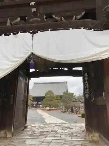 清凉寺の山門