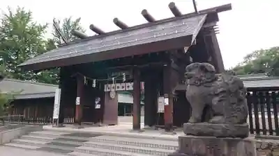 札幌護國神社の山門・神門