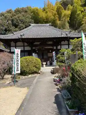 密厳寺の{uncategorized: "未分類", other: "その他", undefined: "問題あり", building: "その他建物", grave: "お墓", sacred_gate: "鳥居", guardian: "狛犬", statue: "像", buddha: "仏像", history: "歴史", nature: "自然", garden: "庭園", animal: "動物", pagoda: "塔", temizu: "手水舎", mountain_gate: "山門・神門", sanctuary: "本殿・本堂", subordinate: "末社・摂社", art: "芸術", scenery: "景色", jizo: "地蔵", ema: "絵馬", goshuin: "御朱印", omikuji: "おみくじ", items: "授与品その他", amulet: "お守り", goshuincho: "御朱印帳", eats: "食事", festival: "お祭り", votive_dance: "神楽", shichigosan: "七五三参", wedding: "結婚式", experience: "体験その他", initially: "初詣", around: "周辺", anti_infection: "感染症対策"}