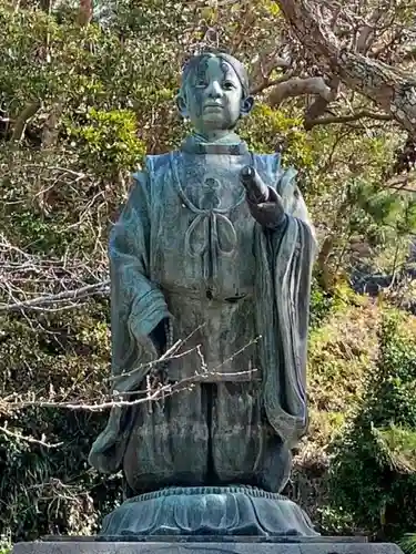 誕生寺の像