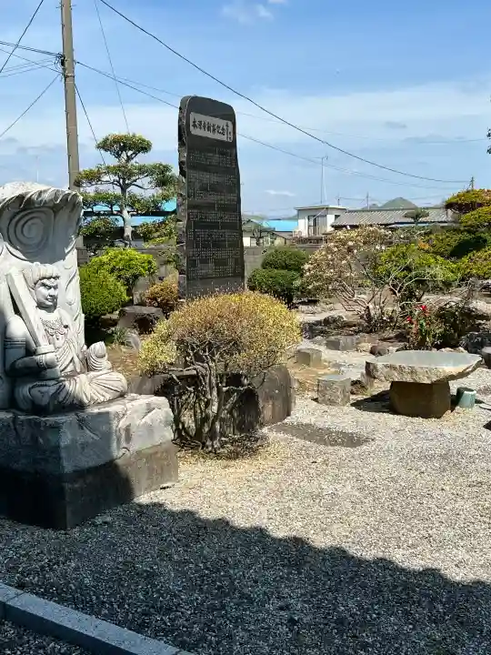 本源寺の{uncategorized: "未分類", other: "その他", undefined: "問題あり", building: "その他建物", grave: "お墓", sacred_gate: "鳥居", guardian: "狛犬", statue: "像", buddha: "仏像", history: "歴史", nature: "自然", garden: "庭園", animal: "動物", pagoda: "塔", temizu: "手水舎", mountain_gate: "山門・神門", sanctuary: "本殿・本堂", subordinate: "末社・摂社", art: "芸術", scenery: "景色", jizo: "地蔵", ema: "絵馬", goshuin: "御朱印", omikuji: "おみくじ", items: "授与品その他", amulet: "お守り", goshuincho: "御朱印帳", eats: "食事", festival: "お祭り", votive_dance: "神楽", shichigosan: "七五三参", wedding: "結婚式", experience: "体験その他", initially: "初詣", around: "周辺", anti_infection: "感染症対策"}