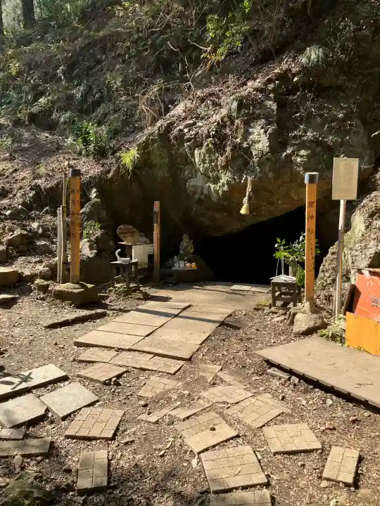 窟神社の{uncategorized: "未分類", other: "その他", undefined: "問題あり", building: "その他建物", grave: "お墓", sacred_gate: "鳥居", guardian: "狛犬", statue: "像", buddha: "仏像", history: "歴史", nature: "自然", garden: "庭園", animal: "動物", pagoda: "塔", temizu: "手水舎", mountain_gate: "山門・神門", sanctuary: "本殿・本堂", subordinate: "末社・摂社", art: "芸術", scenery: "景色", jizo: "地蔵", ema: "絵馬", goshuin: "御朱印", omikuji: "おみくじ", items: "授与品その他", amulet: "お守り", goshuincho: "御朱印帳", eats: "食事", festival: "お祭り", votive_dance: "神楽", shichigosan: "七五三参", wedding: "結婚式", experience: "体験その他", initially: "初詣", around: "周辺", anti_infection: "感染症対策"}