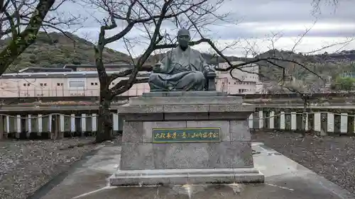 山内神社の像