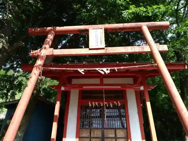 山んね稲荷神社の鳥居