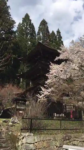 新海三社神社の塔