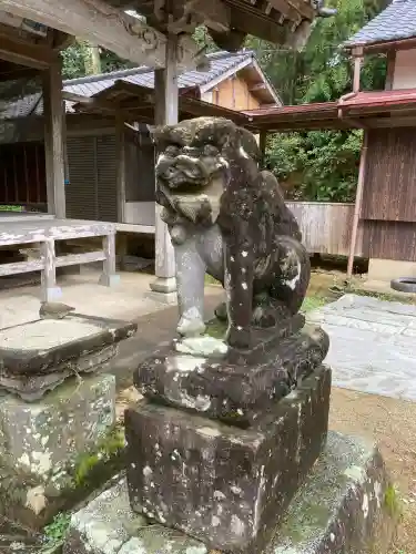 糸島市宇美八幡宮の{uncategorized: "未分類", other: "その他", undefined: "問題あり", building: "その他建物", grave: "お墓", sacred_gate: "鳥居", guardian: "狛犬", statue: "像", buddha: "仏像", history: "歴史", nature: "自然", garden: "庭園", animal: "動物", pagoda: "塔", temizu: "手水舎", mountain_gate: "山門・神門", sanctuary: "本殿・本堂", subordinate: "末社・摂社", art: "芸術", scenery: "景色", jizo: "地蔵", ema: "絵馬", goshuin: "御朱印", omikuji: "おみくじ", items: "授与品その他", amulet: "お守り", goshuincho: "御朱印帳", eats: "食事", festival: "お祭り", votive_dance: "神楽", shichigosan: "七五三参", wedding: "結婚式", experience: "体験その他", initially: "初詣", around: "周辺", anti_infection: "感染症対策"}