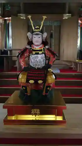 義經神社の像