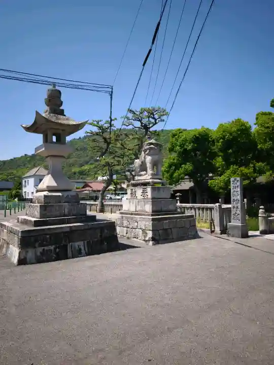 蜂穴神社(石清尾八幡宮末社)の{uncategorized: "未分類", other: "その他", undefined: "問題あり", building: "その他建物", grave: "お墓", sacred_gate: "鳥居", guardian: "狛犬", statue: "像", buddha: "仏像", history: "歴史", nature: "自然", garden: "庭園", animal: "動物", pagoda: "塔", temizu: "手水舎", mountain_gate: "山門・神門", sanctuary: "本殿・本堂", subordinate: "末社・摂社", art: "芸術", scenery: "景色", jizo: "地蔵", ema: "絵馬", goshuin: "御朱印", omikuji: "おみくじ", items: "授与品その他", amulet: "お守り", goshuincho: "御朱印帳", eats: "食事", festival: "お祭り", votive_dance: "神楽", shichigosan: "七五三参", wedding: "結婚式", experience: "体験その他", initially: "初詣", around: "周辺", anti_infection: "感染症対策"}