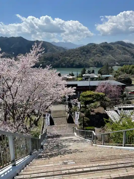 與瀬神社(与瀬神社)の{uncategorized: "未分類", other: "その他", undefined: "問題あり", building: "その他建物", grave: "お墓", sacred_gate: "鳥居", guardian: "狛犬", statue: "像", buddha: "仏像", history: "歴史", nature: "自然", garden: "庭園", animal: "動物", pagoda: "塔", temizu: "手水舎", mountain_gate: "山門・神門", sanctuary: "本殿・本堂", subordinate: "末社・摂社", art: "芸術", scenery: "景色", jizo: "地蔵", ema: "絵馬", goshuin: "御朱印", omikuji: "おみくじ", items: "授与品その他", amulet: "お守り", goshuincho: "御朱印帳", eats: "食事", festival: "お祭り", votive_dance: "神楽", shichigosan: "七五三参", wedding: "結婚式", experience: "体験その他", initially: "初詣", around: "周辺", anti_infection: "感染症対策"}