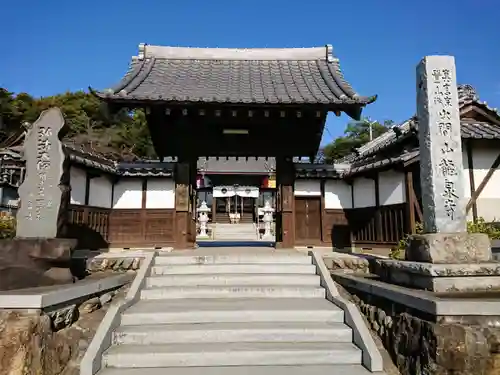 埼玉厄除け開運大師・龍泉寺（切り絵御朱印発祥の寺）の山門