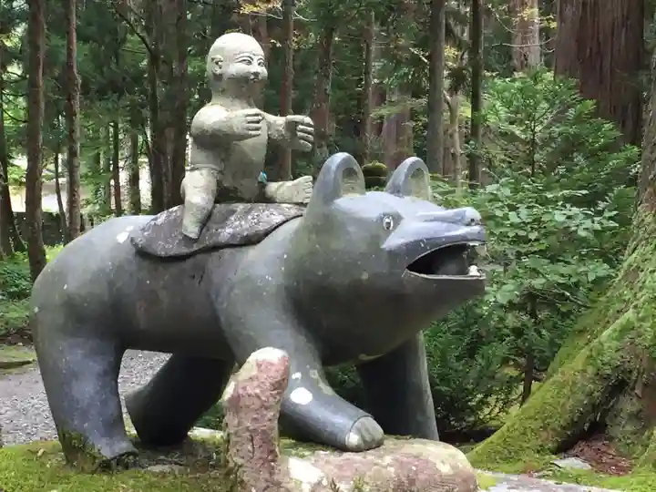 雄山神社中宮祈願殿の狛犬