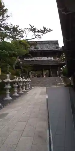 誕生寺の山門