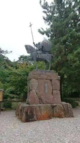 尾山神社の像