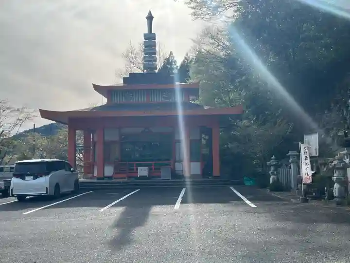 新大佛寺の{uncategorized: "未分類", other: "その他", undefined: "問題あり", building: "その他建物", grave: "お墓", sacred_gate: "鳥居", guardian: "狛犬", statue: "像", buddha: "仏像", history: "歴史", nature: "自然", garden: "庭園", animal: "動物", pagoda: "塔", temizu: "手水舎", mountain_gate: "山門・神門", sanctuary: "本殿・本堂", subordinate: "末社・摂社", art: "芸術", scenery: "景色", jizo: "地蔵", ema: "絵馬", goshuin: "御朱印", omikuji: "おみくじ", items: "授与品その他", amulet: "お守り", goshuincho: "御朱印帳", eats: "食事", festival: "お祭り", votive_dance: "神楽", shichigosan: "七五三参", wedding: "結婚式", experience: "体験その他", initially: "初詣", around: "周辺", anti_infection: "感染症対策"}