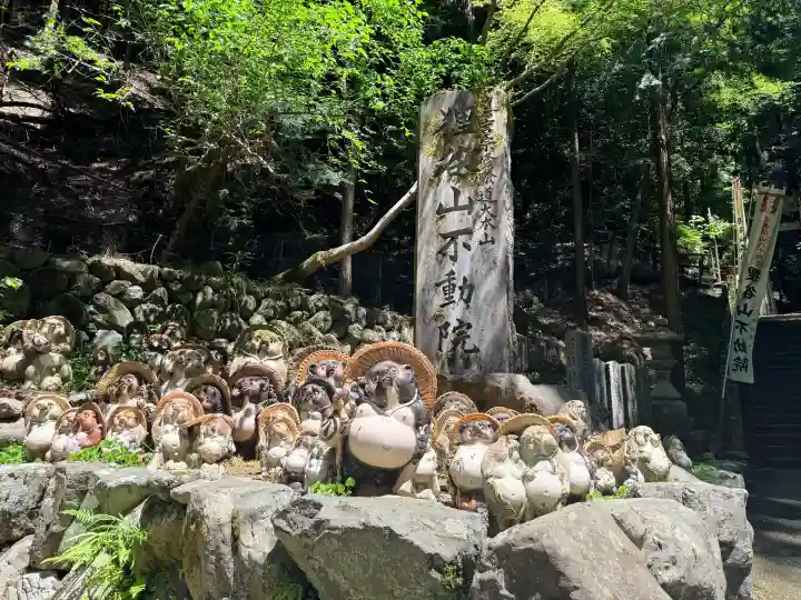 狸谷山不動院の{uncategorized: "未分類", other: "その他", undefined: "問題あり", building: "その他建物", grave: "お墓", sacred_gate: "鳥居", guardian: "狛犬", statue: "像", buddha: "仏像", history: "歴史", nature: "自然", garden: "庭園", animal: "動物", pagoda: "塔", temizu: "手水舎", mountain_gate: "山門・神門", sanctuary: "本殿・本堂", subordinate: "末社・摂社", art: "芸術", scenery: "景色", jizo: "地蔵", ema: "絵馬", goshuin: "御朱印", omikuji: "おみくじ", items: "授与品その他", amulet: "お守り", goshuincho: "御朱印帳", eats: "食事", festival: "お祭り", votive_dance: "神楽", shichigosan: "七五三参", wedding: "結婚式", experience: "体験その他", initially: "初詣", around: "周辺", anti_infection: "感染症対策"}