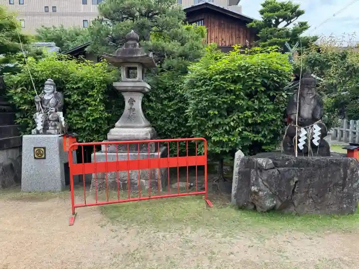 京都ゑびす神社の{uncategorized: "未分類", other: "その他", undefined: "問題あり", building: "その他建物", grave: "お墓", sacred_gate: "鳥居", guardian: "狛犬", statue: "像", buddha: "仏像", history: "歴史", nature: "自然", garden: "庭園", animal: "動物", pagoda: "塔", temizu: "手水舎", mountain_gate: "山門・神門", sanctuary: "本殿・本堂", subordinate: "末社・摂社", art: "芸術", scenery: "景色", jizo: "地蔵", ema: "絵馬", goshuin: "御朱印", omikuji: "おみくじ", items: "授与品その他", amulet: "お守り", goshuincho: "御朱印帳", eats: "食事", festival: "お祭り", votive_dance: "神楽", shichigosan: "七五三参", wedding: "結婚式", experience: "体験その他", initially: "初詣", around: "周辺", anti_infection: "感染症対策"}