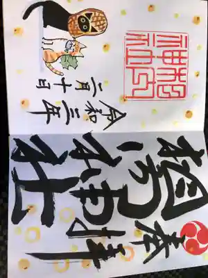 ストーブの前で2匹の猫ちゃんあったまってました。