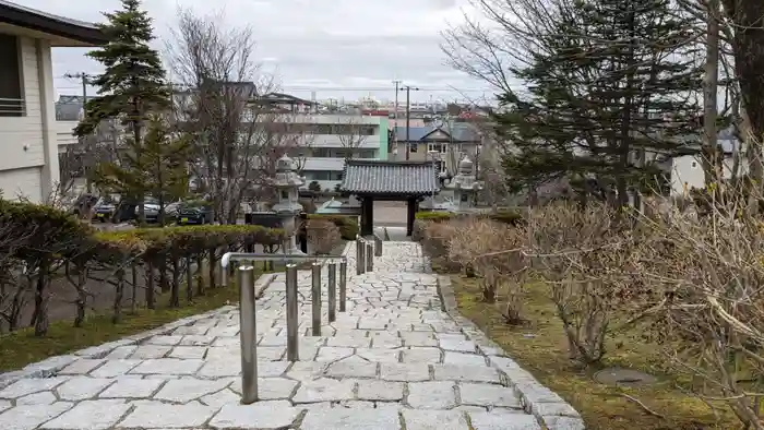 定光寺の山門